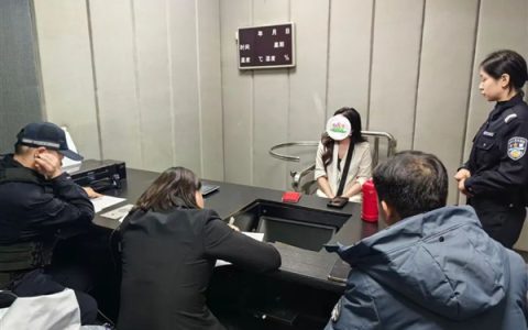 百万粉丝网红拒还债务还全国巡演：在迈巴赫内被擒控
