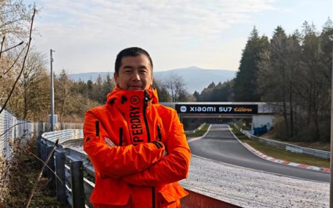 小米SU7 Ultra量产版抵达纽北！还在赛道装了广告牌