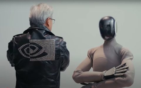 黄仁勋新战袍来了！NVIDIA镶钉皮夹克上身超狂
