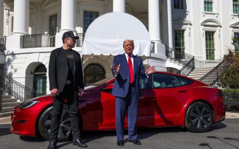 直呼太漂亮了！美国总统特朗普晒新座驾：自费58万买红色版Model S