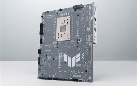 华硕第一次把背插主板给了AMD！自带600W显卡供电插槽