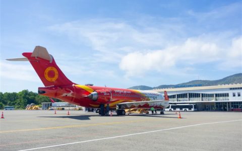 国产飞机C909越南首航：销售火爆 机票瞬间卖光