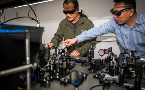 全光驱动计算机大突破：可编程芯片首次用光训练神经网络