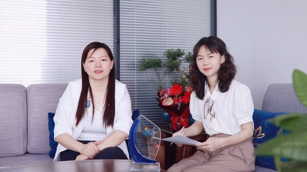 明星盛包装集团总经理杨淡芳（左）接受慧聪商业显示网记者（右）采访