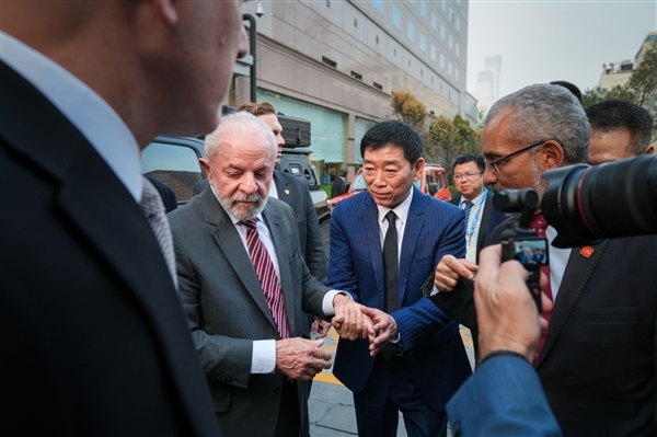 巴西总统卢拉亲身体验长城炮：爱不释手猛搓方向盘