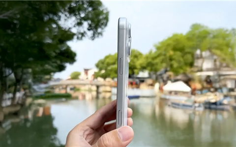 苹果iPhone 17 Pro Max机模上手：厚度增加 电池加大