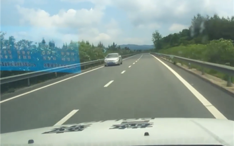 高速上逆行迎面遇交警 司机：一掉头我就后悔了