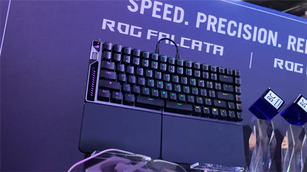 华硕ROG Falcata分体式键盘发布！无线+磁轴、左右可分离