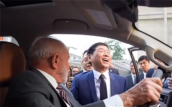 巴西总统卢拉亲身体验长城炮：爱不释手猛搓方向盘