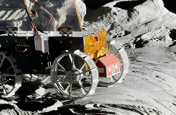 The Moonhouse and TENACIOUS, Astronautcenter Cologne.