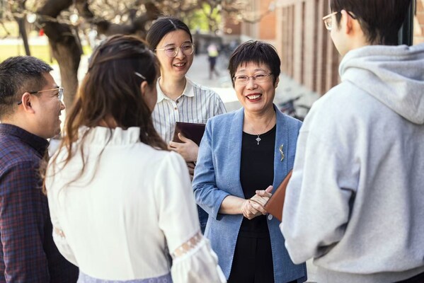 王小云教授与学生工作照