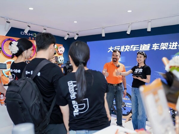 韩博士接受媒体采访