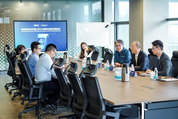 TÜV莱茵为埃斯顿酷卓协作机器人颁发符合性证书