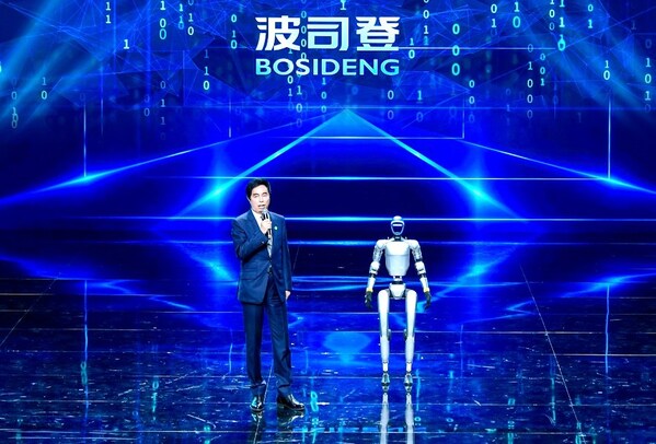 图片：高德康对话宇树机器人“小宇”