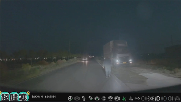 极氪AEB救行人一命 夜间逆光自动识别后刹停