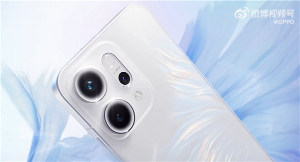 王冰冰手持OPPO Reno14晒自拍：人鱼姬配色 这颜值太梦幻