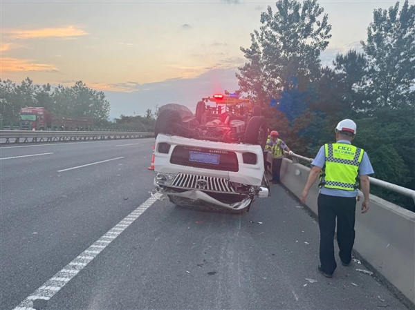 高速爆胎 男子一脚刹车失控翻车 这么做才对