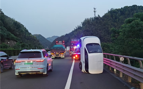 高速惊现站立的小汽车：车身90度直立稳如雕塑