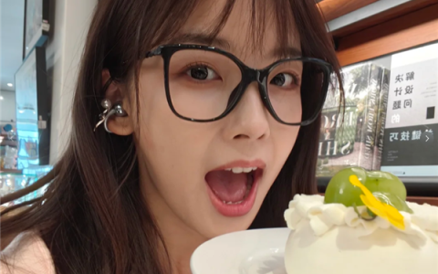 王冰冰手持OPPO Reno14晒自拍：人鱼姬配色 这颜值太梦幻