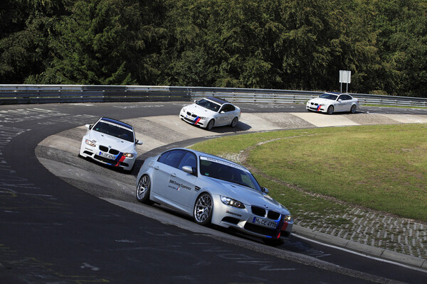 在纽北旋转木马飞驰而过的BMW M3