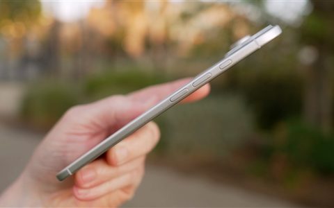 苹果为极致轻薄妥协太多：iPhone 17 Air前摄被迫挪位