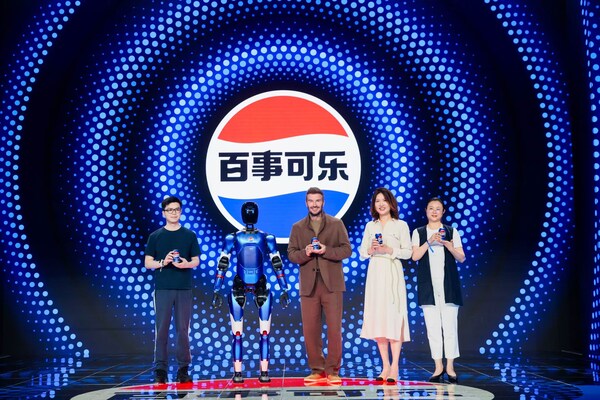 现场嘉宾举杯合影