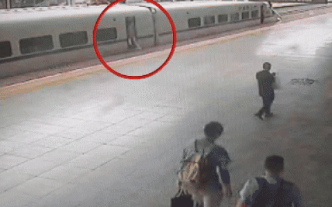 又一起 男子阻挡列车关门 站务员飞扑拽回后帮他改签