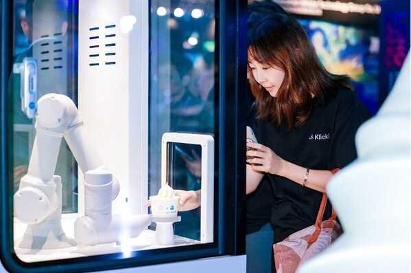 未来科技产品尽情体验，AI、机器人成展区C位