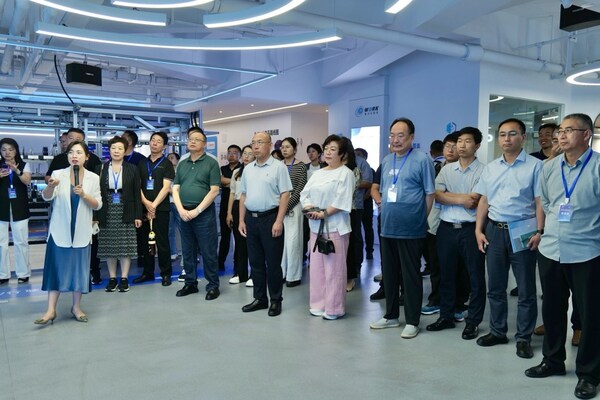 青岛企业代表团"问道"中之杰智能，探寻中小企业转型"真经"