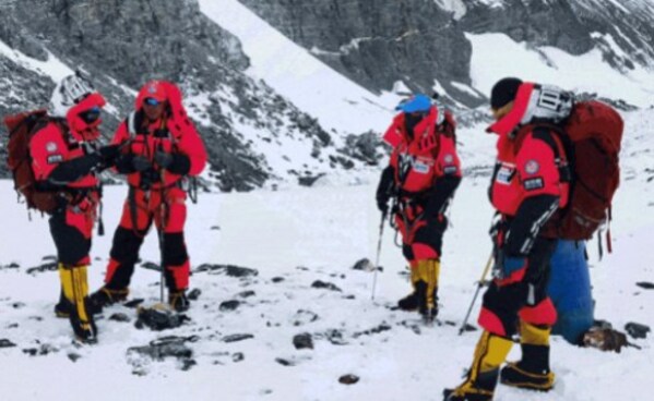2020年波司登助力中国登山队完成珠峰高程测量