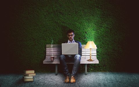 经济专家：大学生入学费用十几年没变 应适当放开价格与工资联动