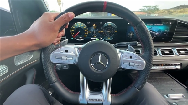 奔驰高速上遭远程熄火劫车 奔驰回应：原厂功能无法行驶中远程熄火