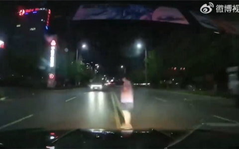 两车互闪远光灯 结果导致路人无辜被撞！网友热议咋定责