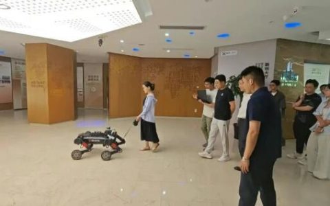 智元研究院智能四足机器人“导盲犬”首秀：成功将盲人带到8楼