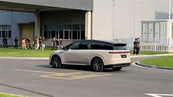 理想今年最重磅的新车！全新i8实车出街：你会考虑它吗