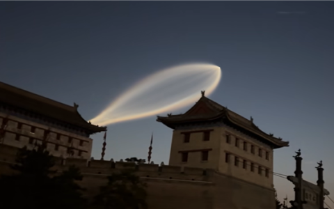 西安上空不明飞行物有长拖尾 专业人士揭秘：实为火箭云