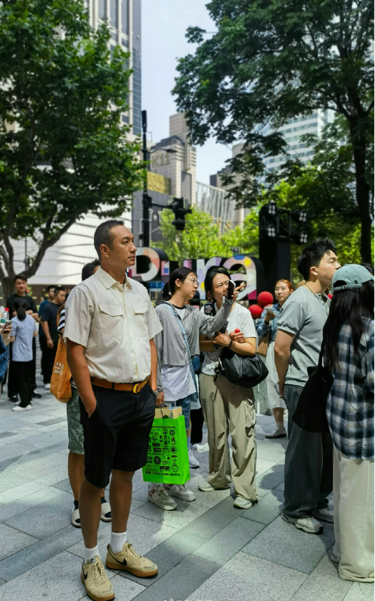 《藏海传》“皮筋猴”华为门店排队买手机  网友： 明星也得排队 生活不易