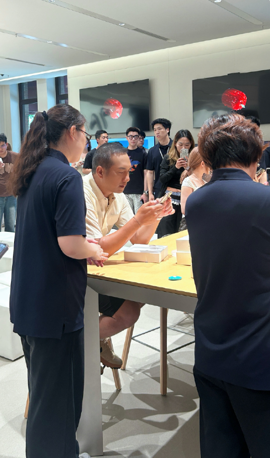 《藏海传》“皮筋猴”华为门店排队买手机  网友： 明星也得排队 生活不易