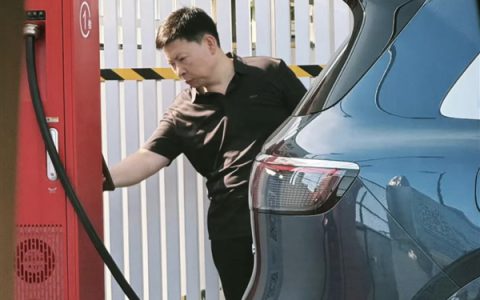 余承东给问界M8充电被网友偶遇：用的还是华为红色超充桩