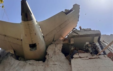 印度坠机事故初步调查报告引不满 家属斥责航司甩锅给不能辩解的飞行员