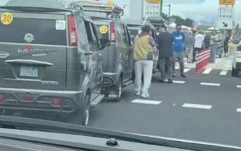 法规明确禁止！网友偶遇几十辆老头乐排长队要上高速