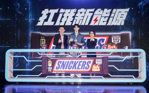 从左至右：玛氏箭牌中国区总裁Larry Feng、士力架品牌代言人吴磊和玛氏箭牌中国市场营销副总裁江洁共同点亮扛饿新能源启动仪式