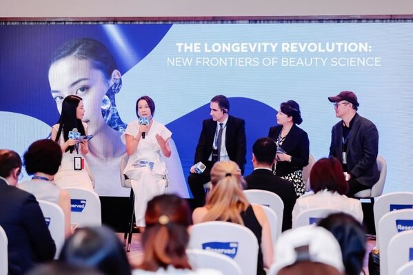 欧莱雅北亚及中国研发和创新中心医学总监牛悦青（左一）、欧莱雅北亚及中国公共事务总裁兰珍珍（左二）、欧莱雅中国研发和创新中心总监白林（左三）、北京大学第一医院皮肤科主任医师吴艳教授（右二）、医学美容主诊医师培训专家及颜术品牌创始人宋为民医生（右一）等嘉宾出席欧莱雅"长寿革命：美妆科学新前沿"圆桌论坛