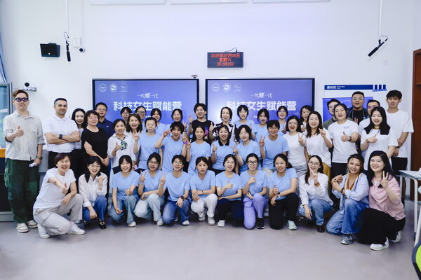 科技女生与“金牌”导师团合影