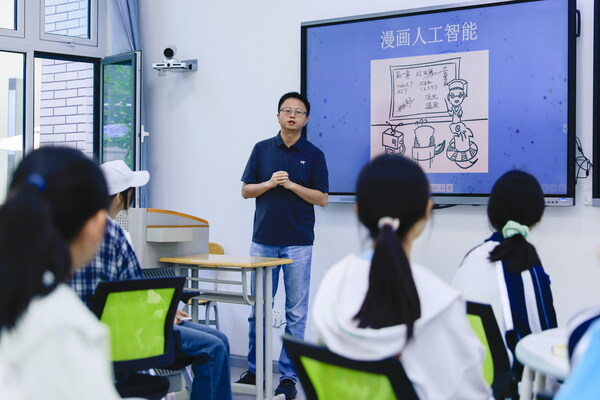 赋能营导师团队为女生们提供科学指导