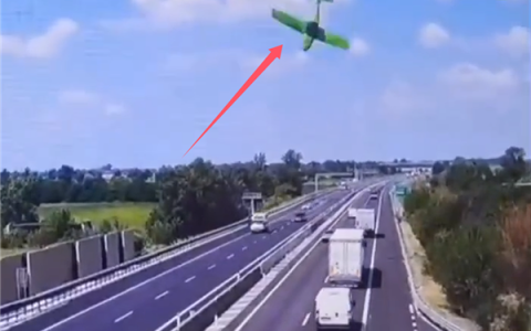 意大利一架飞机高速公路上坠毁起火：机上两人死亡后被烧焦