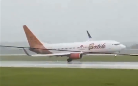 印尼一波音737客机险坠毁：机长极限操作救了100多条命