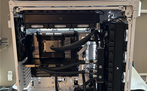 花十几万配的顶级电脑：遭遇诡异Bug无法开机！机主绝望发帖求助