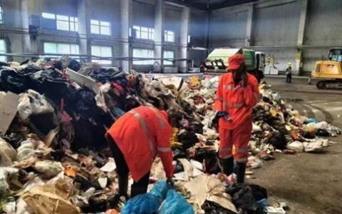 为帮游客找儿童手表 环卫工4小时翻8吨垃圾 大同城管回应