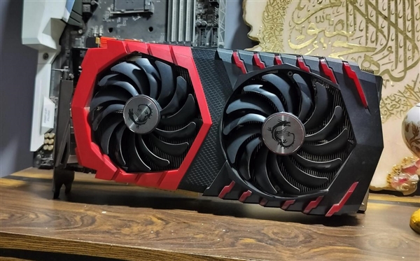 传奇落幕：GTX 1080 Ti定制水冷+超频也不敌RTX 5050！